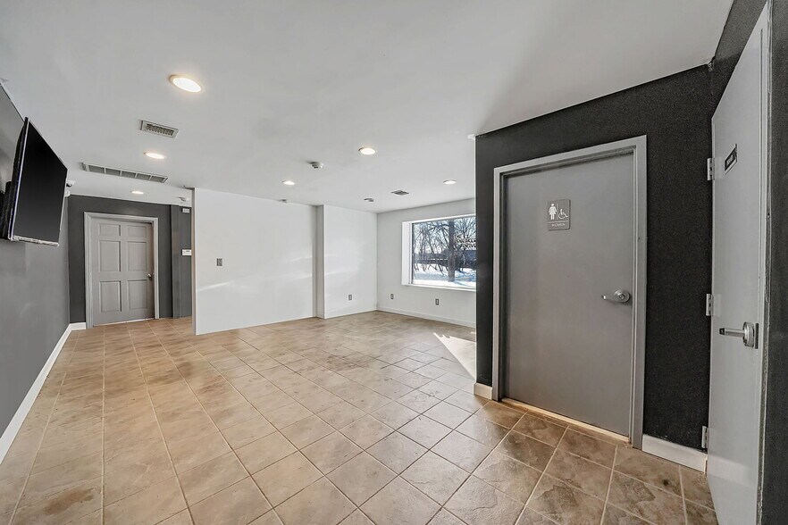 More Photos Of 1601 Artic Ave, Bohemia Warehouse For Lease