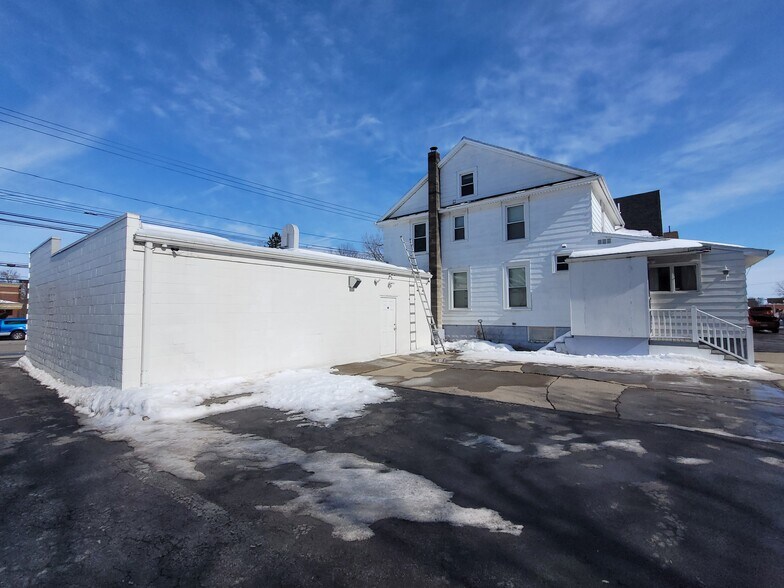 More Photos Of 596 E Main St, Batavia Freestanding For Lease
