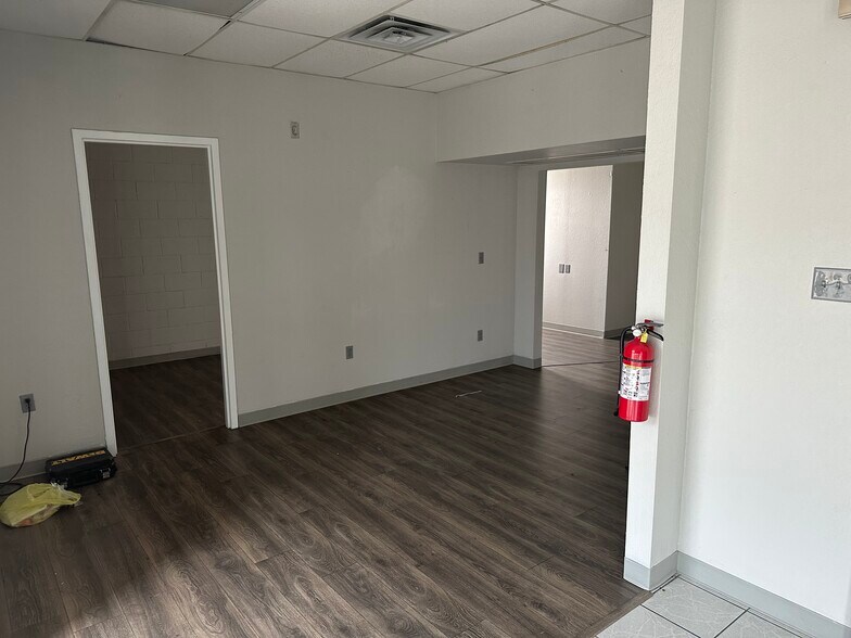 More Photos Of 300 N Broadway St, Joshua Storefront Retail Office For Lease
