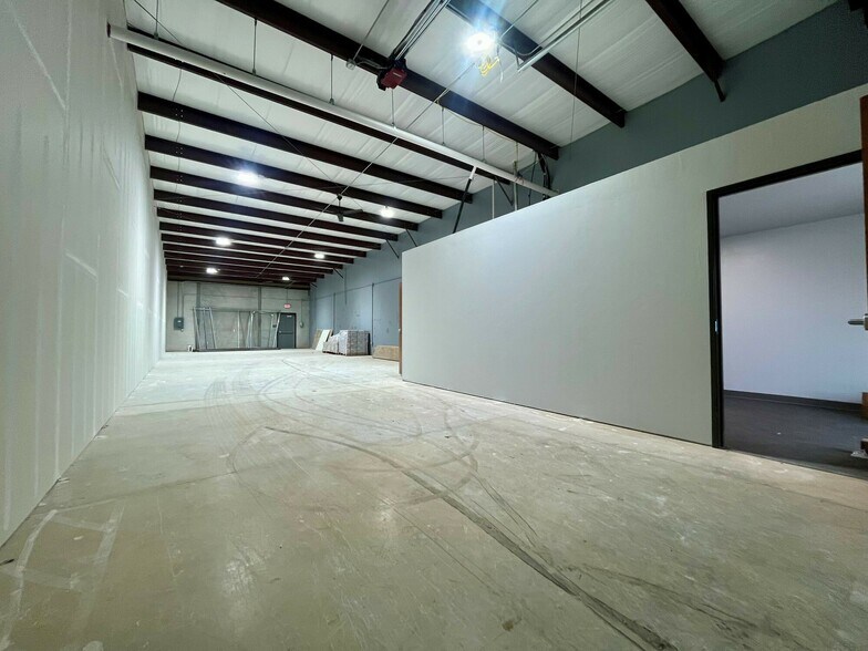 More Photos Of 839 SW 19th St, Moore Warehouse For Lease