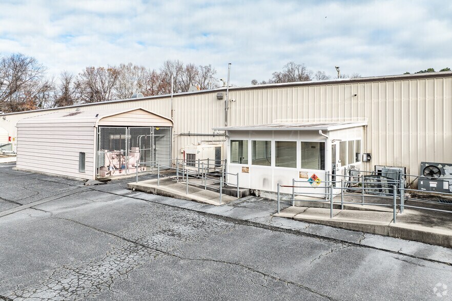 More Photos Of 2210 Paramont Ave, Chesapeake Manufacturing For Sale