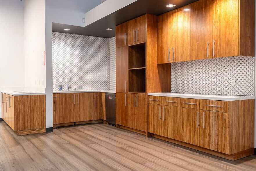 More Photos Of 6675 Mesa Ridge Rd, San Diego Office For Lease