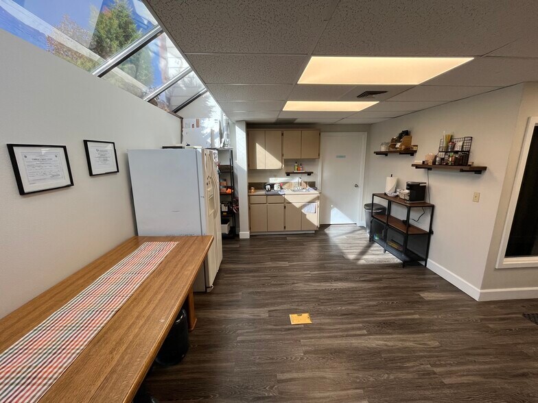 More Photos Of 111 E Lincoln Rd, Spokane Office For Sale