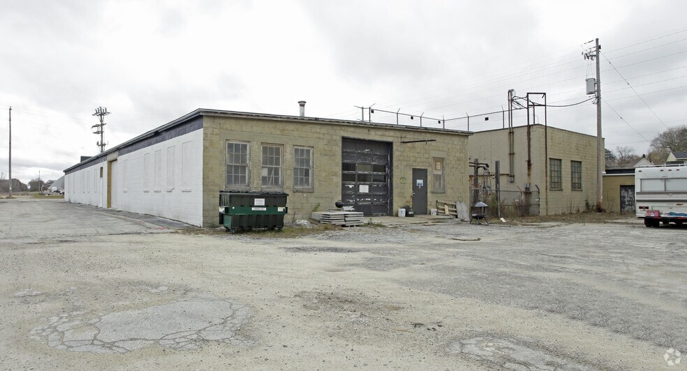 More Photos Of 740 W Oakland Ave, Port Washington Manufacturing For Lease