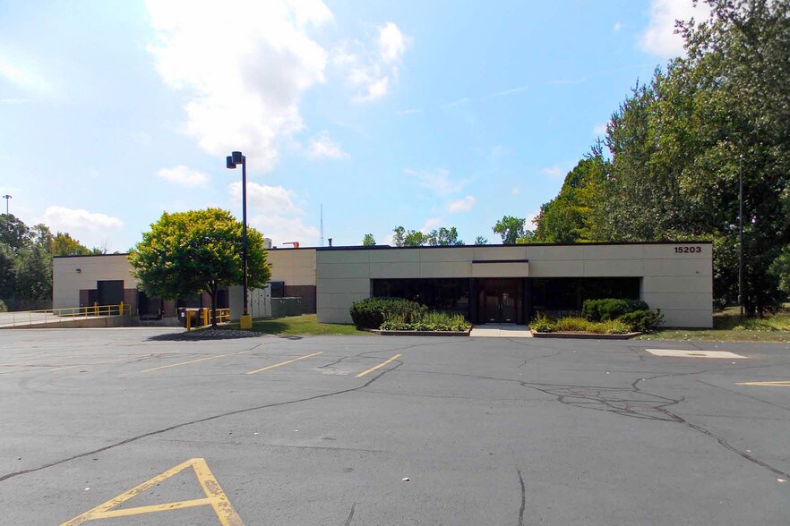 More Photos Of 15203 S Commerce Dr, Dearborn Manufacturing For Lease