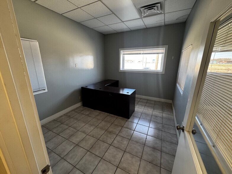 More Photos Of 2001 NE Broadway Ave, Des Moines Warehouse For Sale