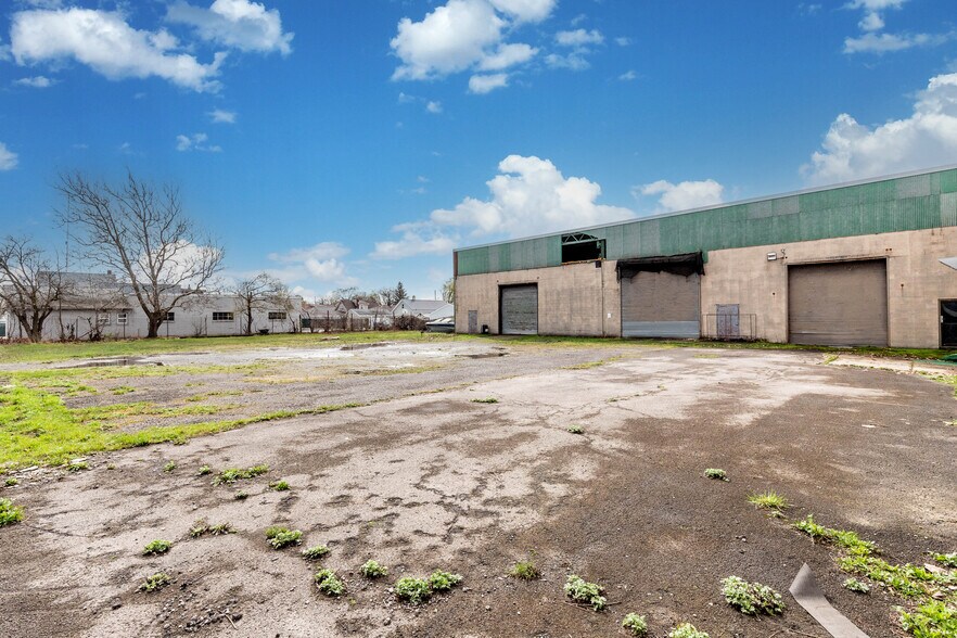 More Photos Of 2425 Hyde Park Blvd, Niagara Falls Freestanding For Sale