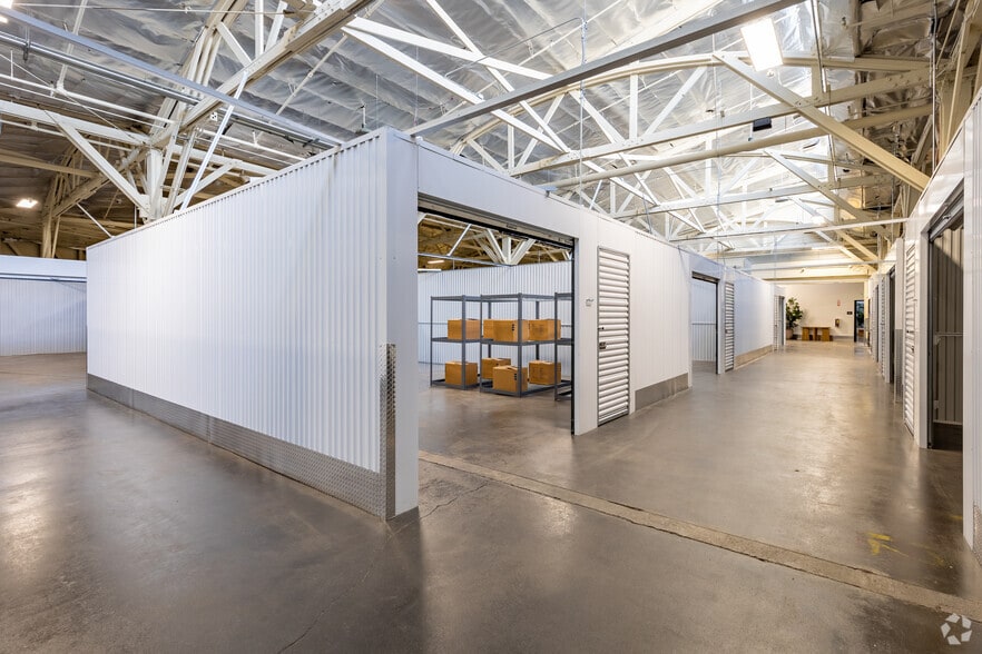 More Photos Of 3040 E 12th St, Los Angeles Warehouse For Lease