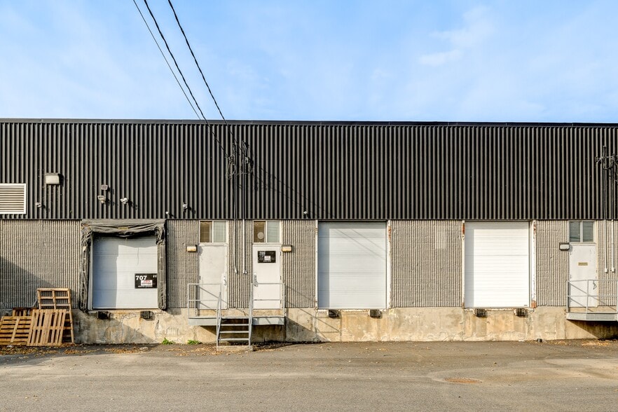 More Photos Of 703-729 Av Meloche, Dorval Warehouse For Lease