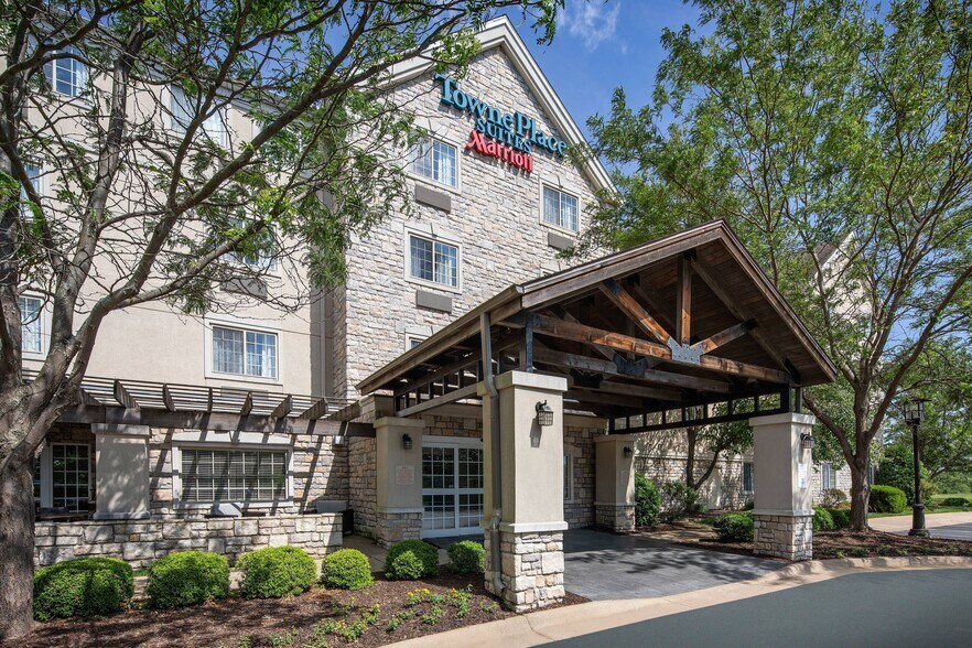 More Photos Of 3100 SE 14th St, Bentonville Hotel For Sale