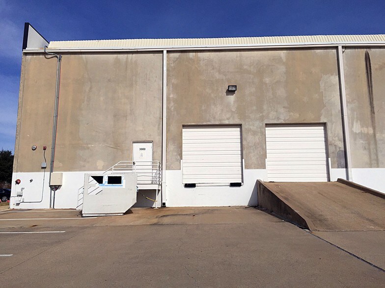 More Photos Of 3000-3080 Story Rd W, Irving Showroom For Lease