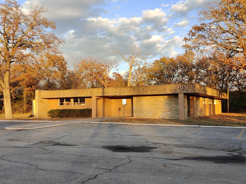 Primary Photo Of 3787 NW Loop 286, Paris Medical For Lease