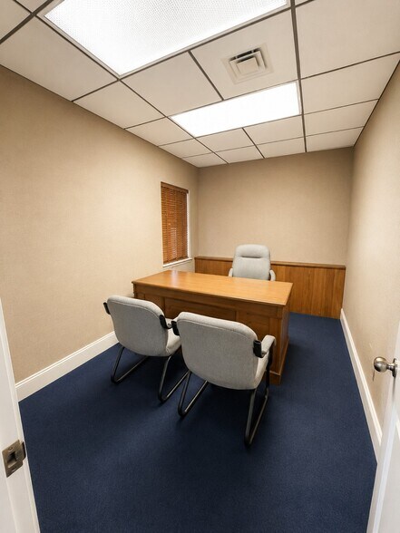 More Photos Of 400 Webster St, Leesburg Office For Lease