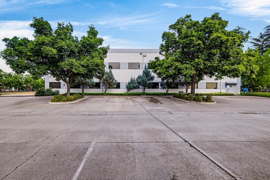More Photos Of 604 E Walker St, Orland Office For Sale