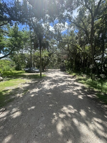 More Photos Of 4242 Gypsy St, Sarasota Warehouse For Sale