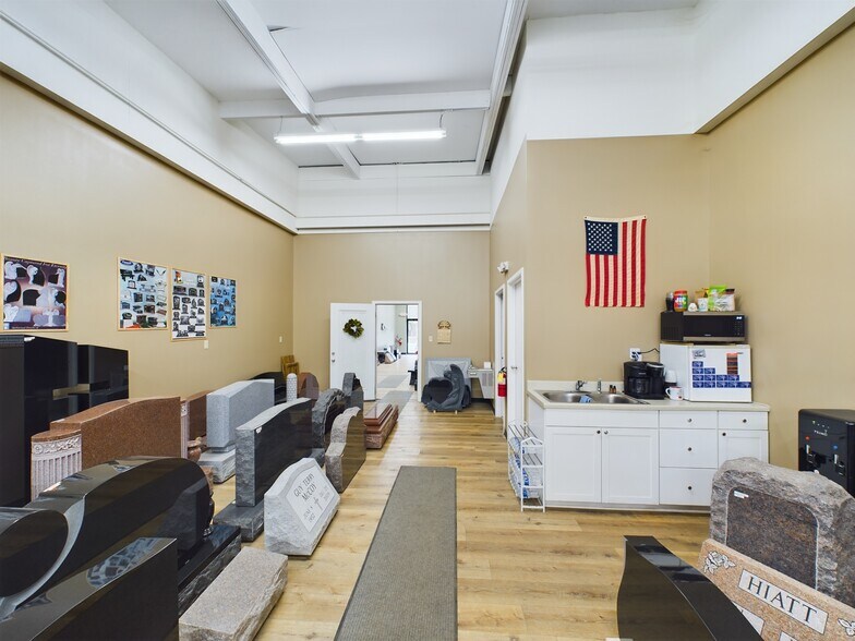 More Photos Of 114 N Broadway St, Greenville Storefront For Lease