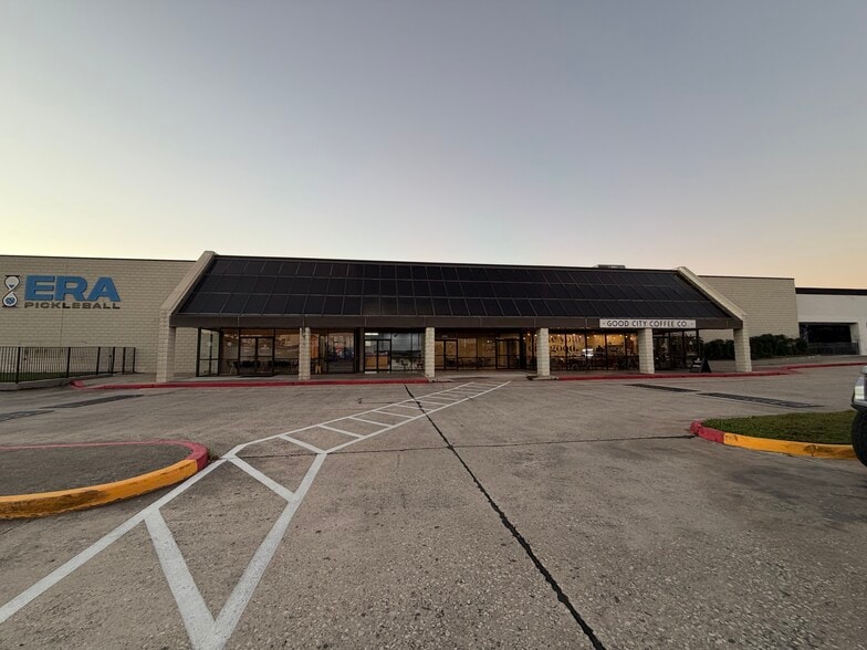 More Photos Of 295 Sawdust Rd, The Woodlands Department Store For Sale