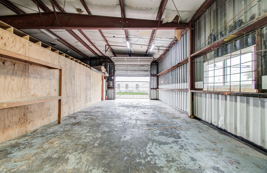 More Photos Of 5747 Northdale St, Houston Industrial For Lease
