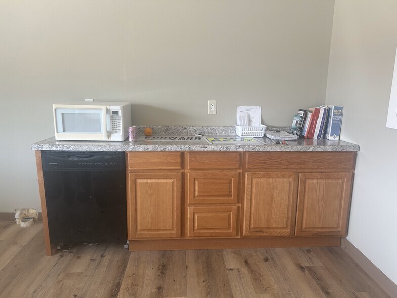 More Photos Of 705 Main St, Ridgeway Freestanding For Lease