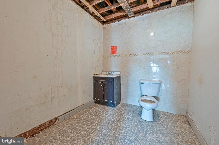 More Photos Of 13 N East Blvd, Vineland Flex For Sale