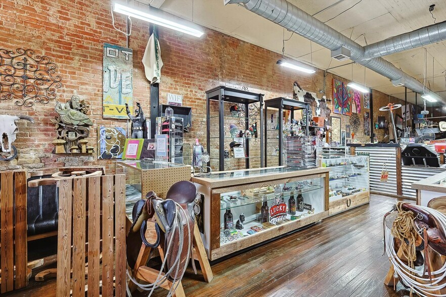 More Photos Of 1426 N Main St, Fort Worth Storefront Retail Office For Lease