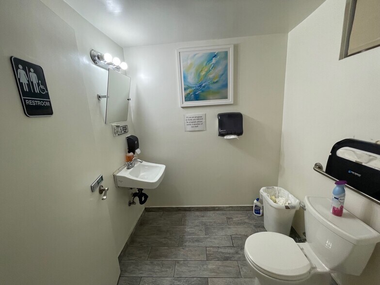 More Photos Of 10866 Riverside Dr, North Hollywood Hospital For Lease