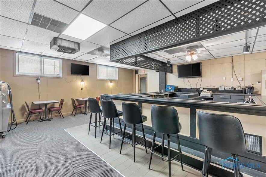 More Photos Of 11407 Corduroy Rd, Curtice Storefront For Sale