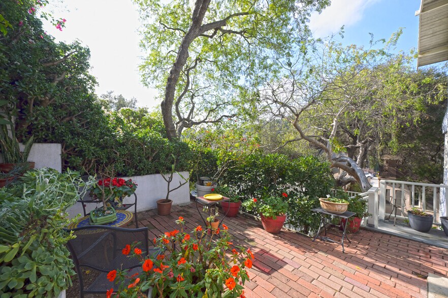 More Photos Of 2636 N Beachwood Dr, Los Angeles Apartments For Sale
