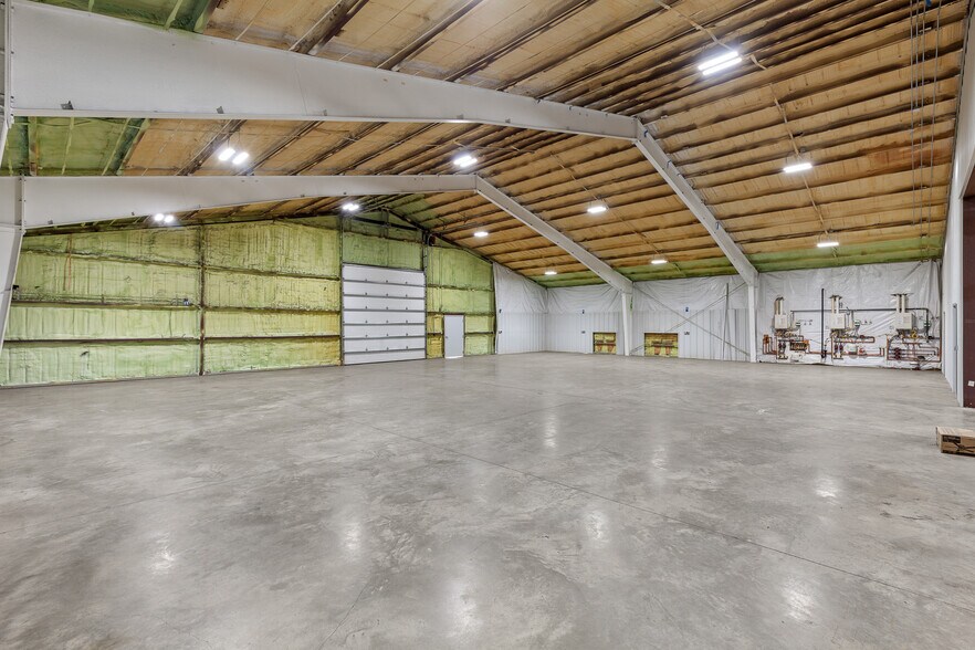 More Photos Of 275 Industrial Park Ave, Spirit Lake Warehouse For Lease
