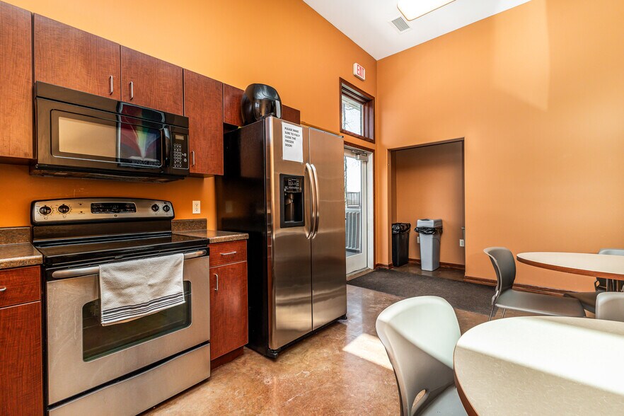 More Photos Of 1055 University Ave, Dubuque Office For Sale