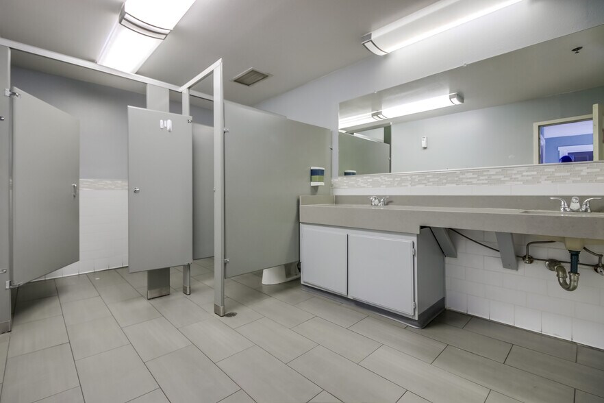 More Photos Of 11712 Moorpark St, Studio City Loft Creative Space For Lease