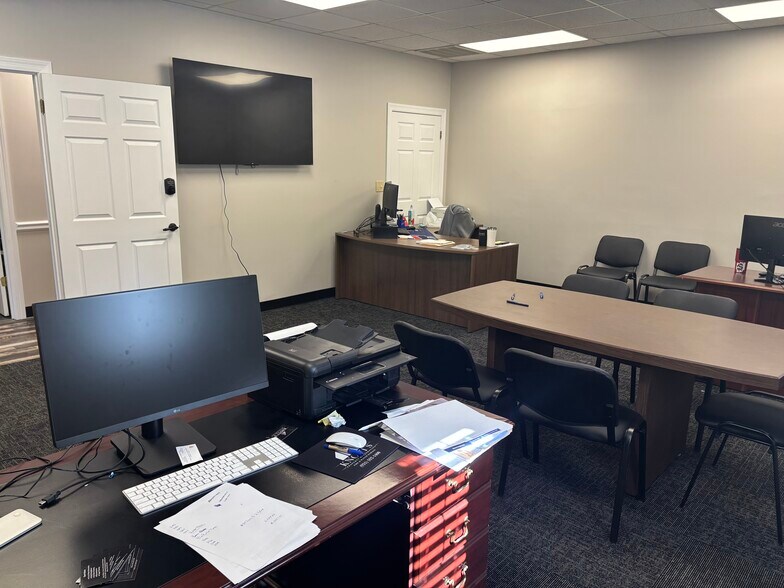 More Photos Of 139 Dean Dr, Clarksville Office For Sale