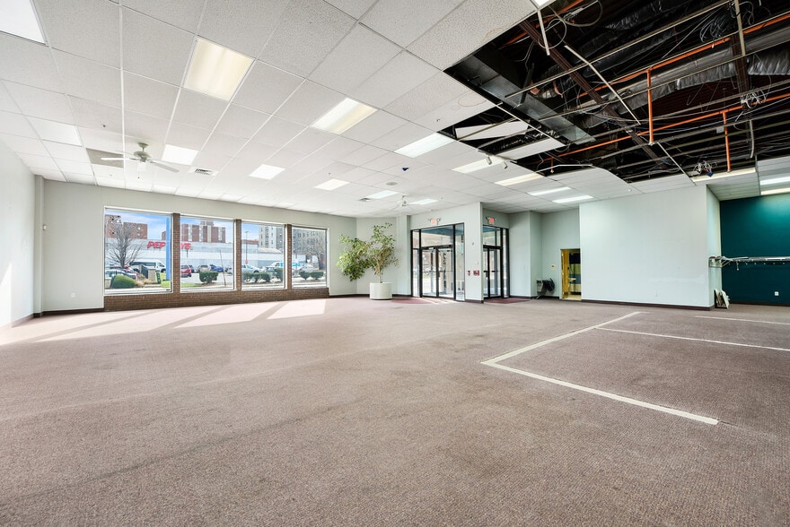 More Photos Of 4749 Baum Blvd, Pittsburgh Showroom For Lease
