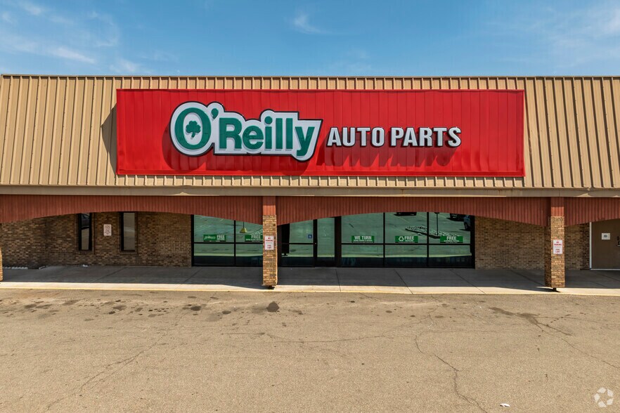 More Photos Of 5015 S Cedar St, Lansing Storefront For Lease