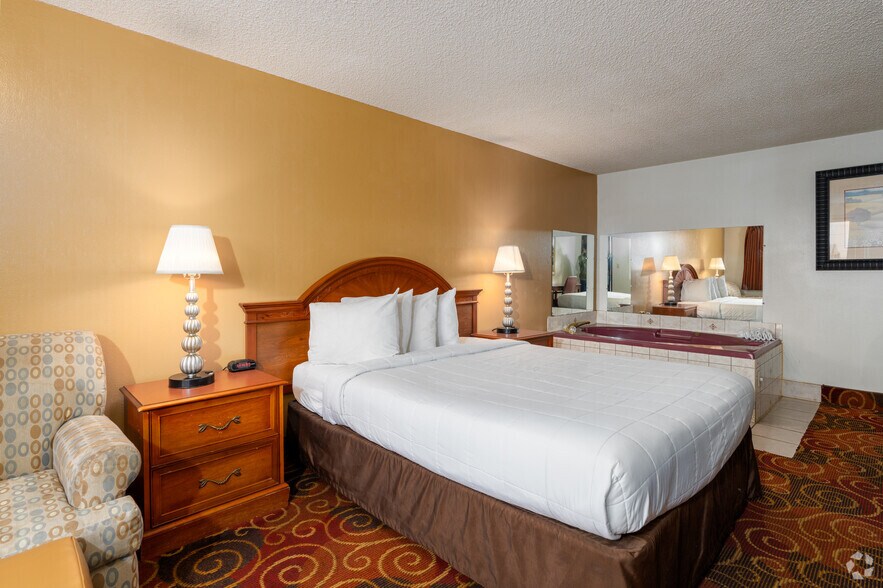 More Photos Of 408 Yakima Valley Hwy, Sunnyside Hotel For Sale