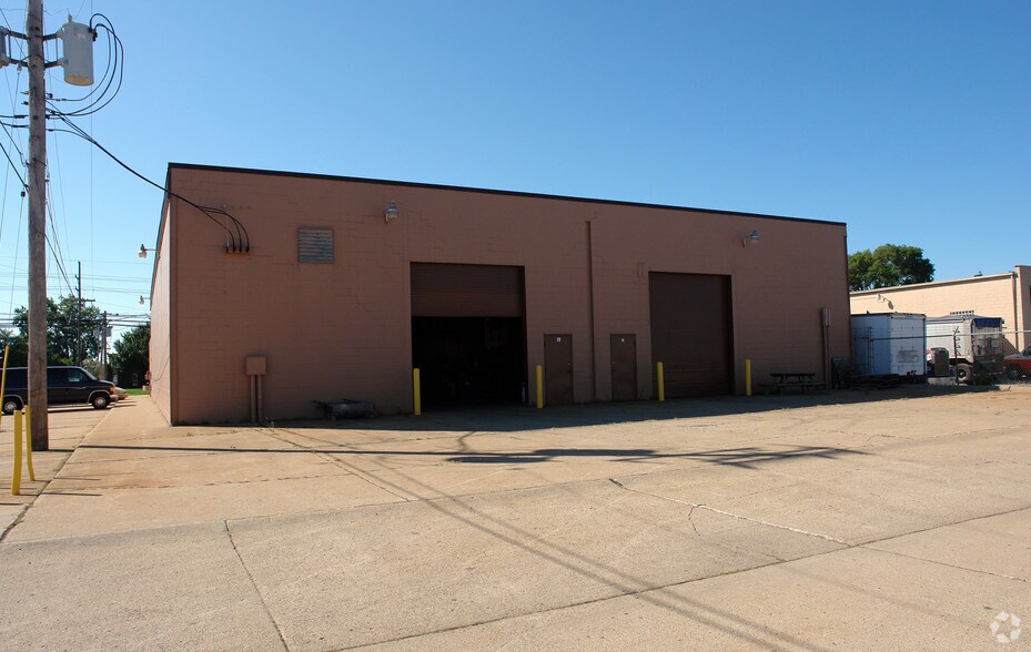 More Photos Of 16129 Common Rd, Roseville Warehouse For Lease
