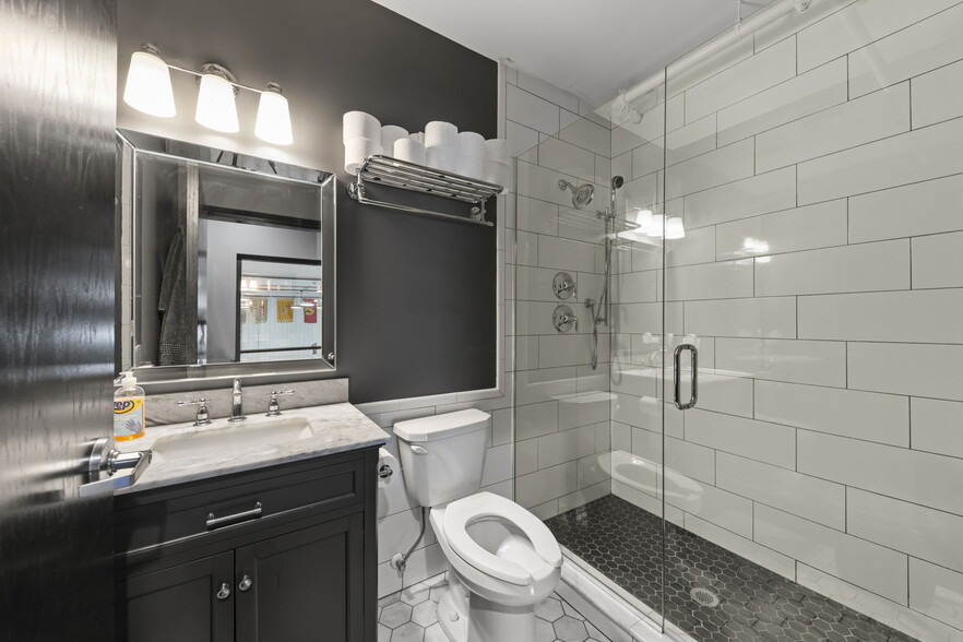 More Photos Of 2108-2260 Ferry Rd, Naperville Showroom For Sale