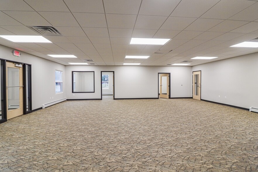More Photos Of 2120 S Ridge Rd, Green Bay Office For Lease