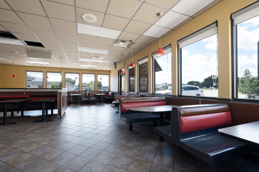 More Photos Of 101 W Lind St, Mankato Fast Food For Lease