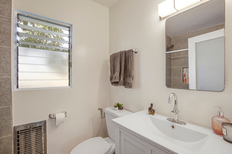 More Photos Of 1959 Grace Ave, Los Angeles Apartments For Sale