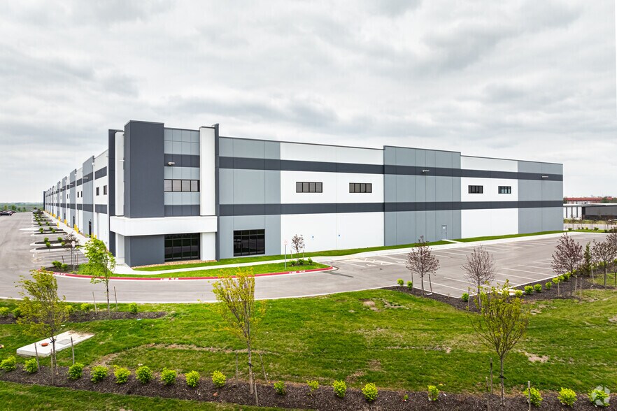 More Photos Of 2201 NE Town Centre Blvd, Lee's Summit Warehouse For Lease