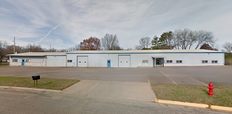 Primary Photo Of 1115 Commercial Ave, Reedsburg Service For Lease