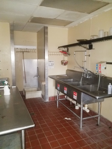 More Photos Of 6121 Oak St, Eastman Restaurant For Sale