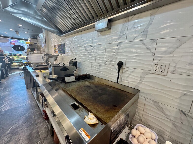 More Photos Of 322 Union Ave, Brooklyn General Retail For Sale