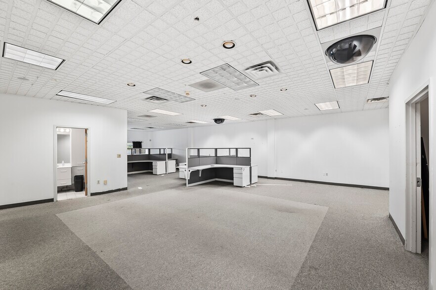 More Photos Of 189 Greenwood Ave, Midland Park Warehouse For Lease