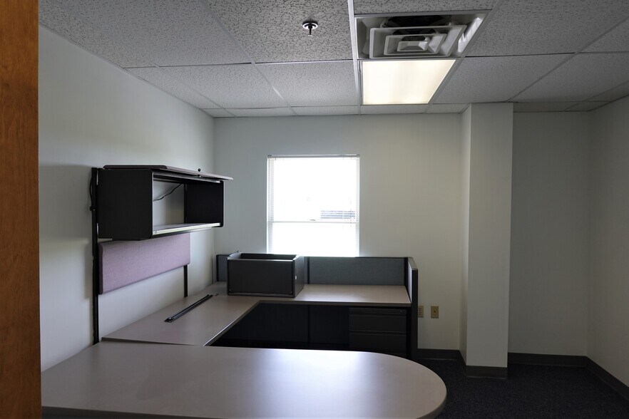 More Photos Of 412 Yellowbird Rd, Portland Office For Lease