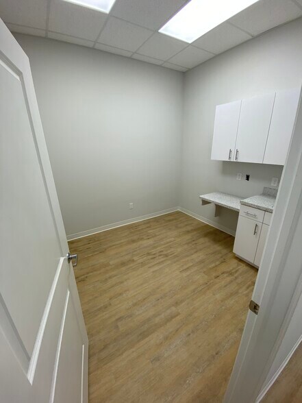 More Photos Of 665-677 S Kings Ave, Brandon Medical For Lease