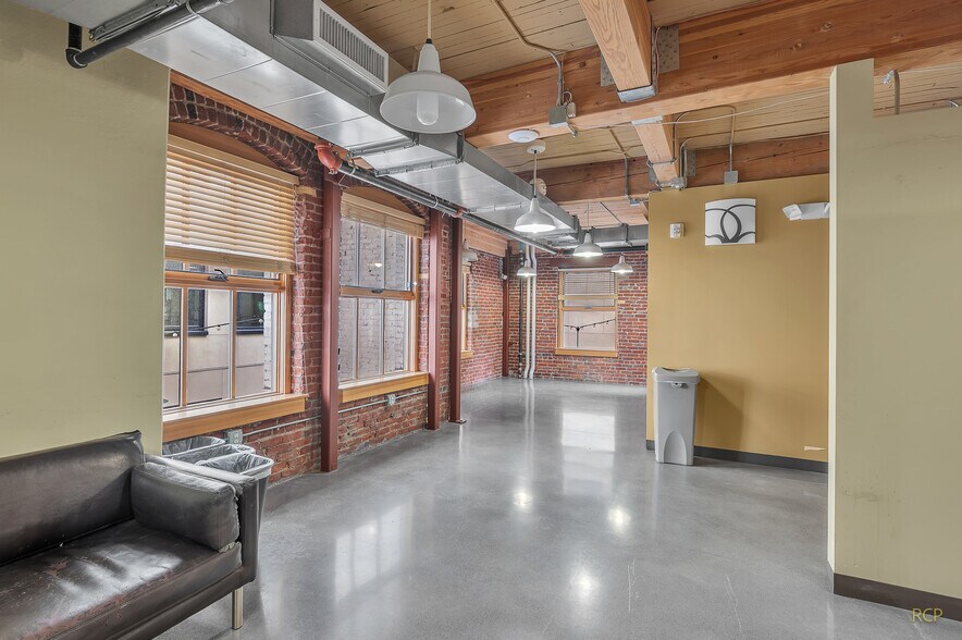 More Photos Of 75 NW Couch St, Portland Medical For Lease