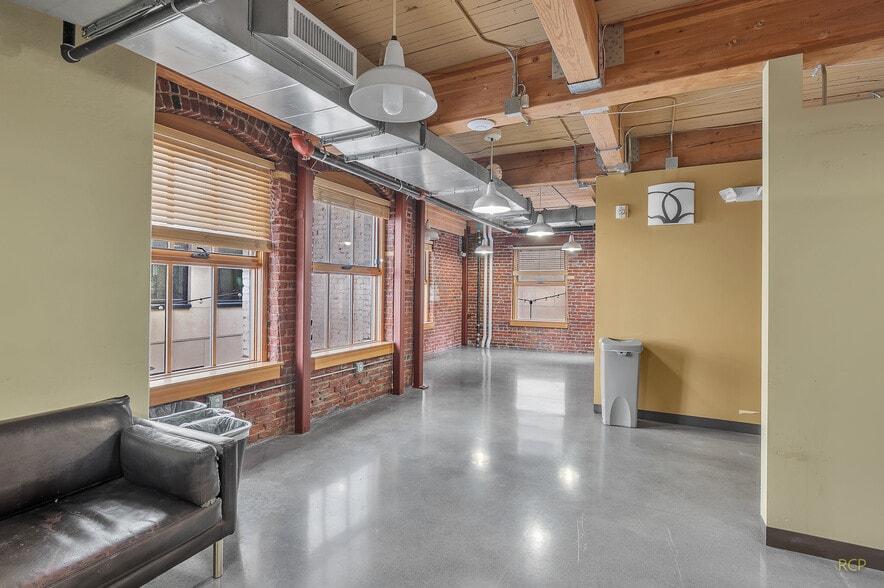 More Photos Of 75 NW Couch St, Portland Medical For Lease