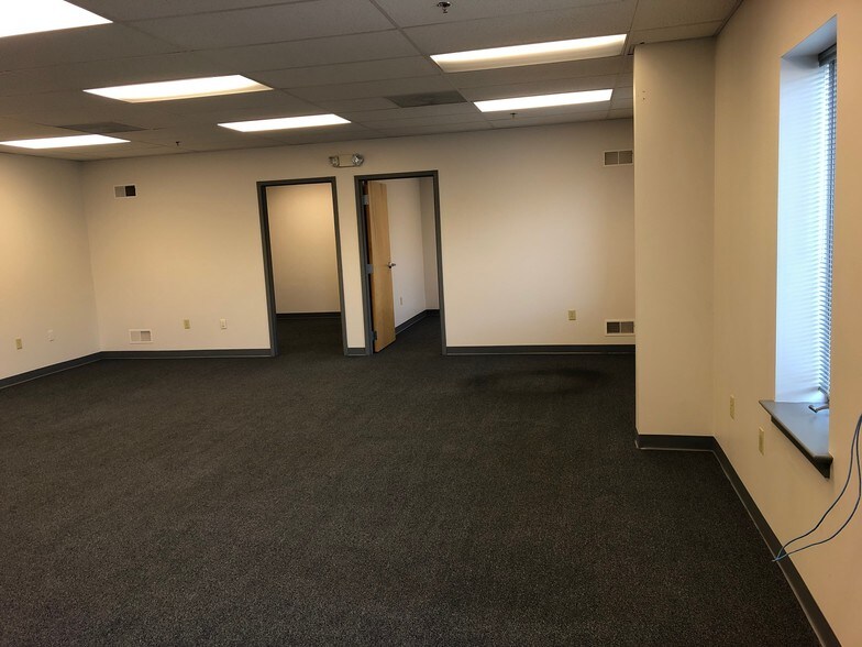 More Photos Of 499 Running Pump Rd, Lancaster Warehouse For Lease